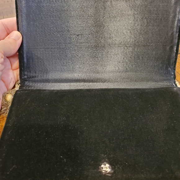 Gorgeous Embroidered Purse - Picture 5 of 6